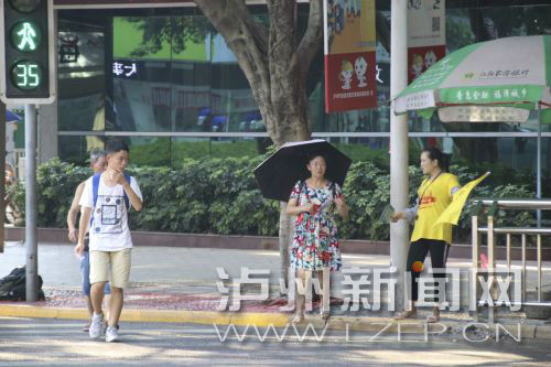 絕大多數(shù)市民都做到了自覺禮讓斑馬線，不橫穿馬路，不翻越欄桿，做到車讓人、人讓車2.JPG