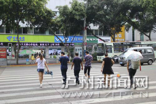 絕大多數(shù)市民都做到了自覺禮讓斑馬線，不橫穿馬路，不翻越欄桿，做到車讓人、人讓車